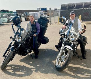 Riding horses and motorbikes with Anita – Julia on a bike